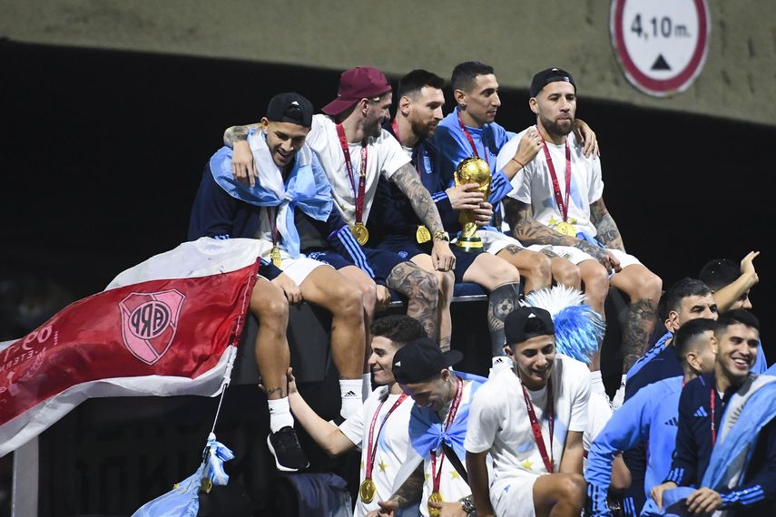 Liderados por Lionel Messi, campeones celebran en Argentina