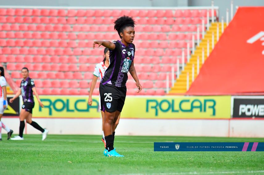 Marta Cox se estrena como goleadora en México