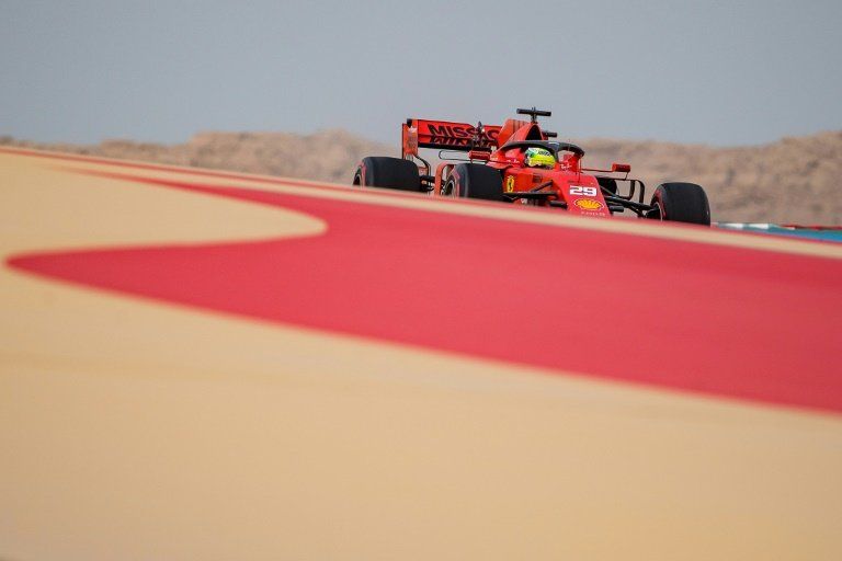 Puertas que se abren, dice Mick Schumacher tras su estreno con Ferrari