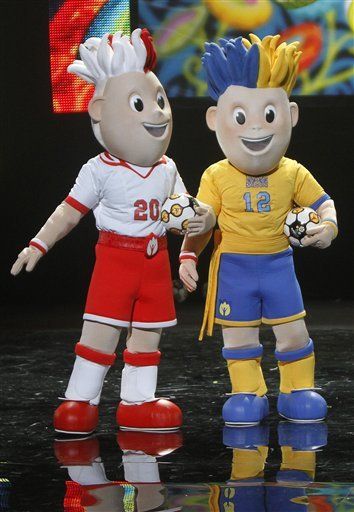 UEFA presenta mascotas para Euro 2012