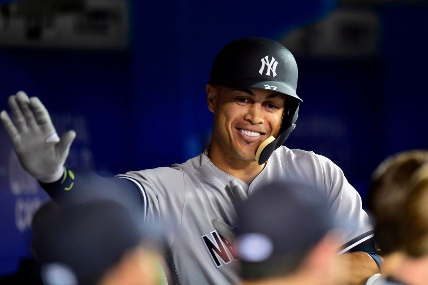 Stanton pega 2 jonrones en debut con Yanquis, que se imponen