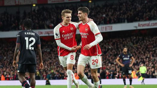 Arsenal gana y sigue líder, Manchester City se acerca