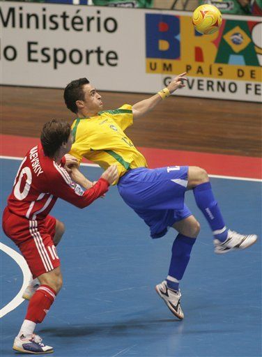 Brasil y España avanzan a final en mundial de futsal