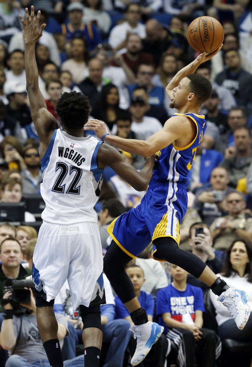 Warriors contienen a Twolves y evitan hilar derrotas