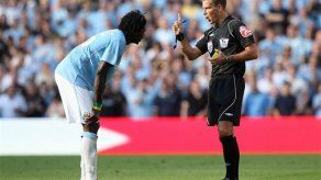 Adebayor suspendido 3 partidos por agresión a Van Persie