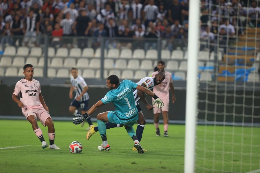 Cecilio Waterman sale de la cancha por lesión luego de anotación con Alianza Lima