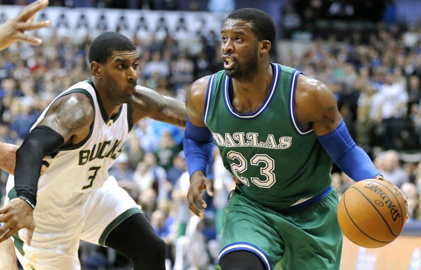 Triple de Matthews al final ayuda a victoria de Mavericks