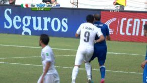 Delantero Suárez muerde a Chiellini