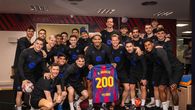 Jugadores del FC Barcelona homenajean a Ronald Araujo por su partido 200 Jugadores del FC Barcelona homenajean a Ronald Araujo por su partido 200