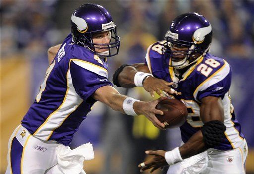 NFL: Vikings 35, Seahawks 9; Favre, casi perfecto