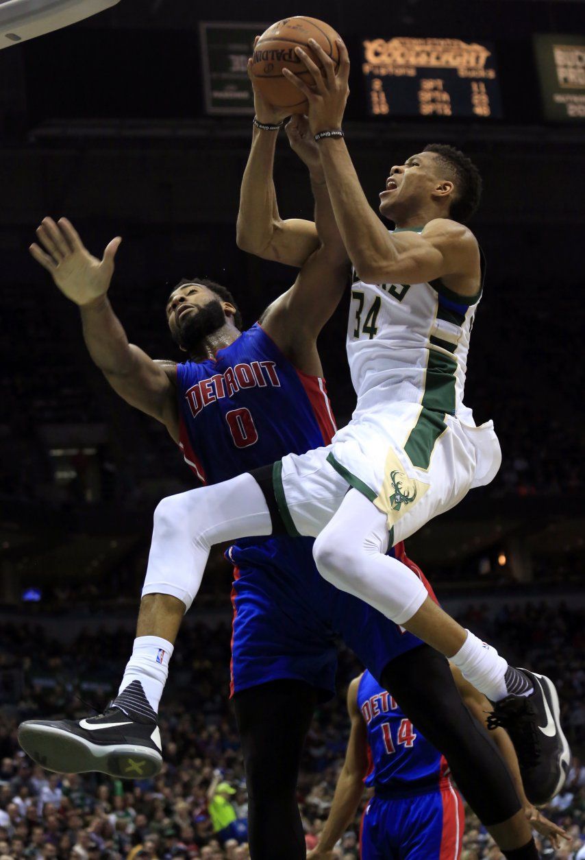 Middleton define por Bucks en remontada ante Pistons