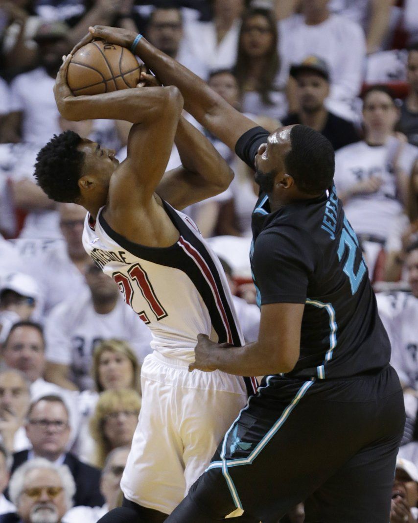 Hornets vencen a Heat y están a un triunfo de avanzar