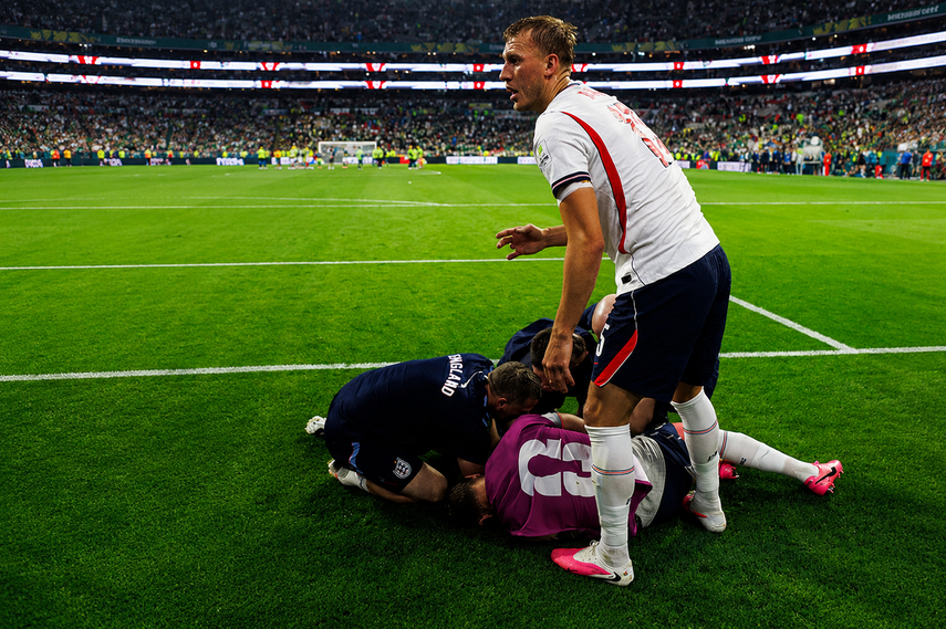 Mundial 2026: Celebración de Jordan Henderson con los hinchas termina con inesperada caída