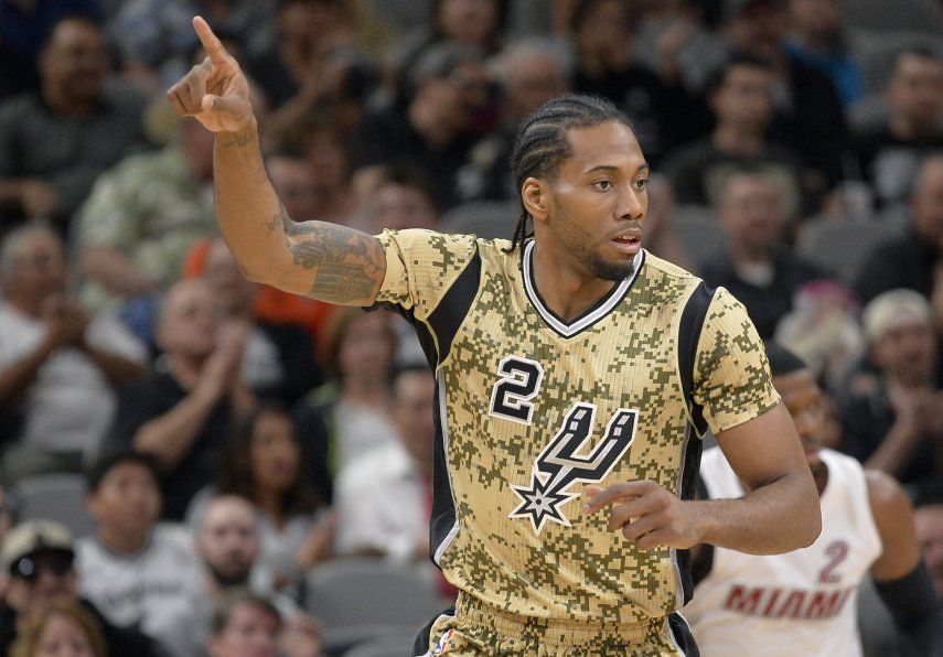 Leonard anota 32 puntos en triunfo de Spurs sobre Miami