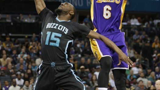 Walker aporta 38 puntos a triunfo de Hornets sobre Lakers