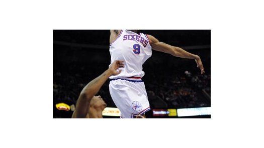 NBA: 76ers 104, Bulls 101; Young mete 31 puntos
