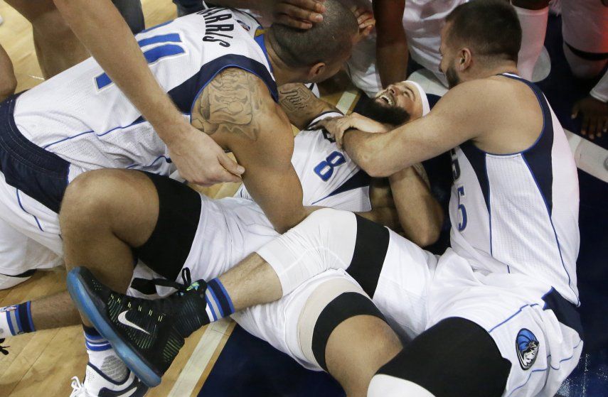 Mavericks se imponen a Kings en 2 prórrogas