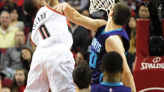 Trail Blazers se imponen a Hornets con 22 puntos de Lillard