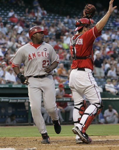 Angelinos se imponen a Rangers, ganan su sexto en fila