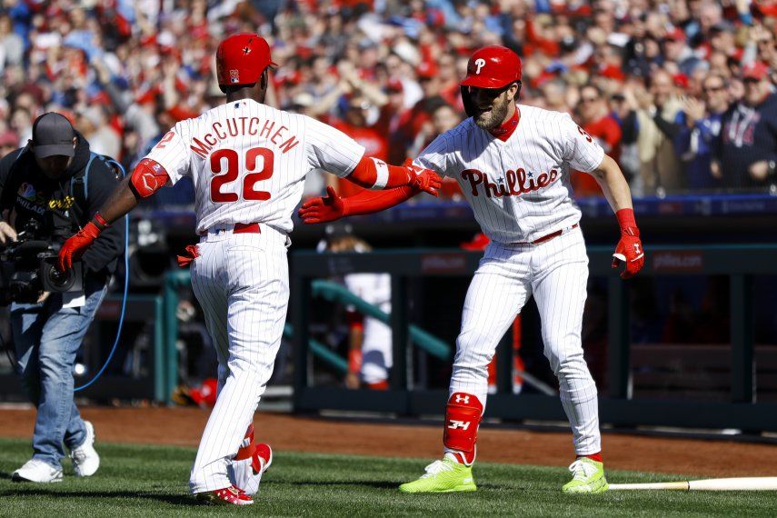Harper no luce en su debut, pero Filis vencen 10-4 a Bravos