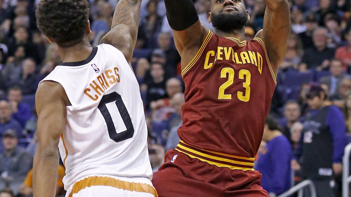 LeBron anota 28 puntos y Cavaliers vencen 120-116 a Suns