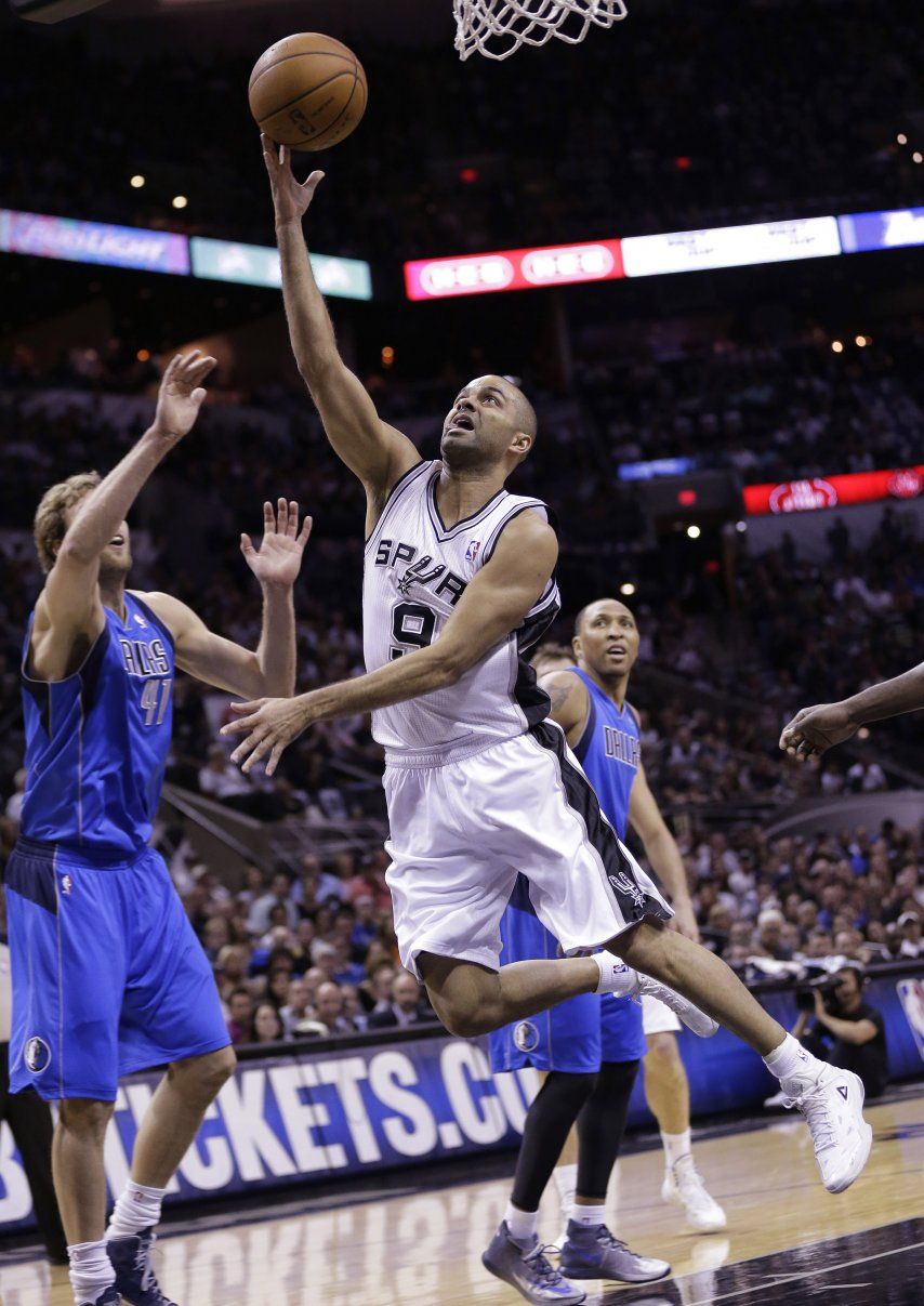 Parker guía a Spurs a siguiente ronda en playoffs