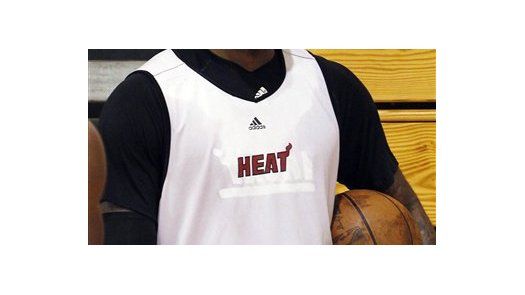 NBA: Manager de James dice que racismo tiñó cobertura de prensa