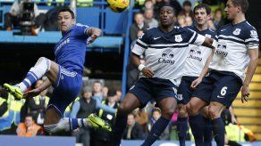 Chelsea gana y sigue como líder en la Premier