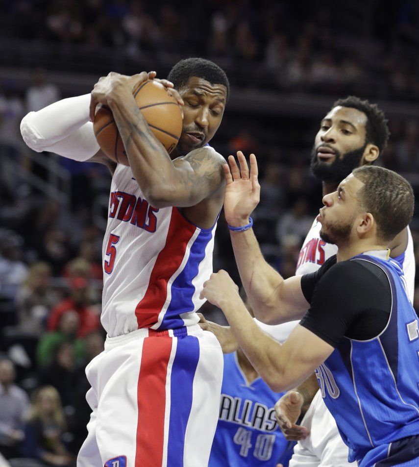 Pistons vence 98-91 a Mavericks gracias a Jackson y Leuer