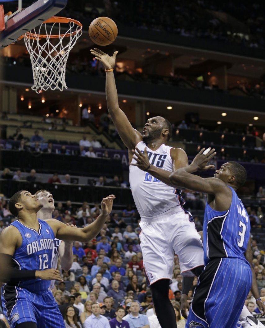 Charlotte vence al Magic y vuelve a marca de .500
