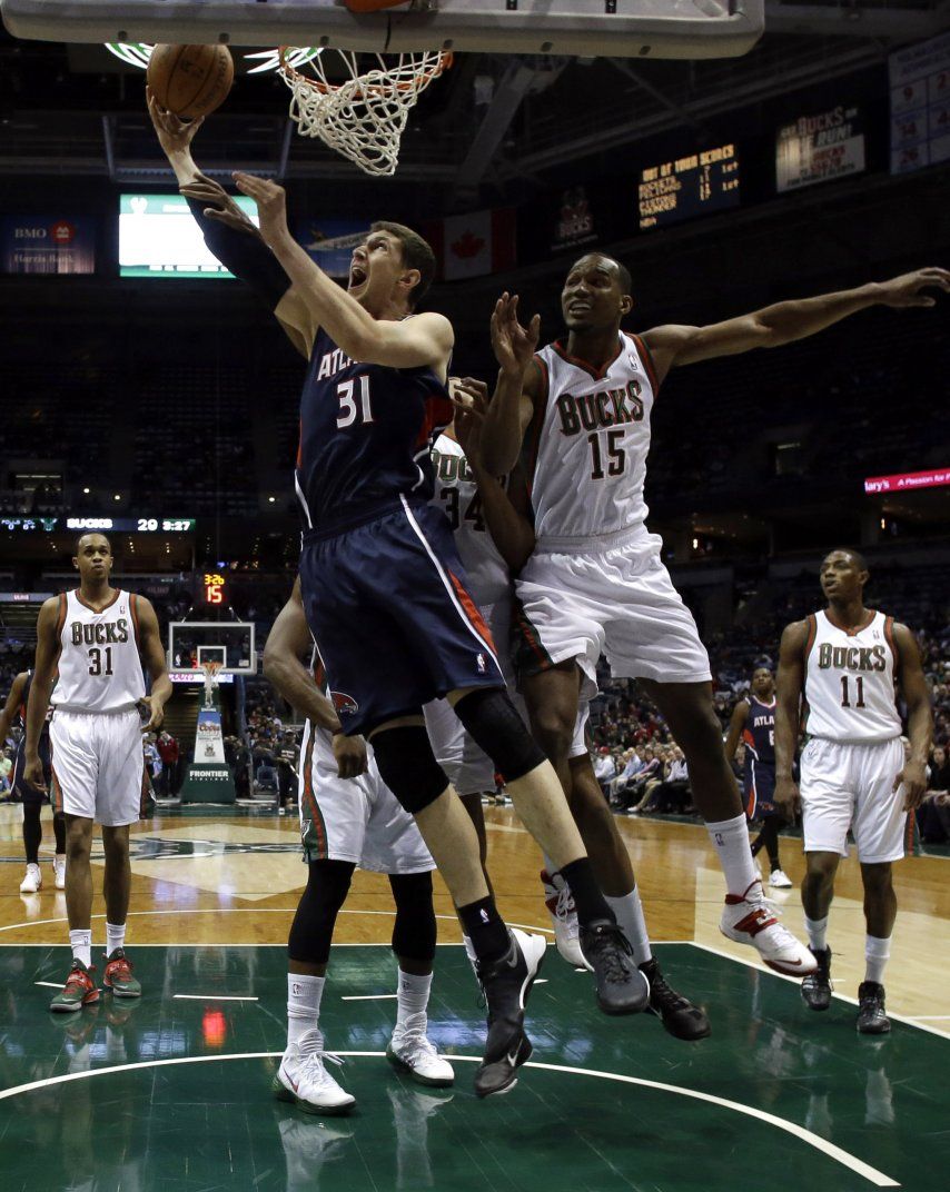 Hawks cierran temporada con victoria sobre Bucks