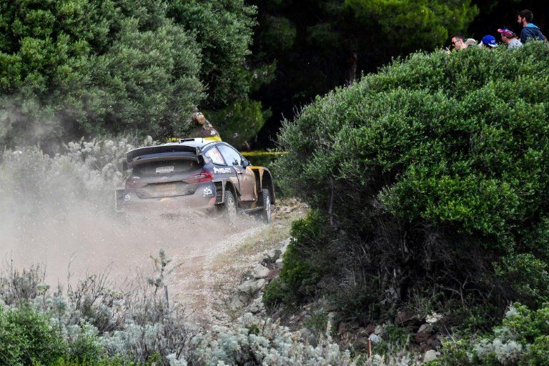 Ogier lidera el Rally de Cerdeña por delante de Neuville