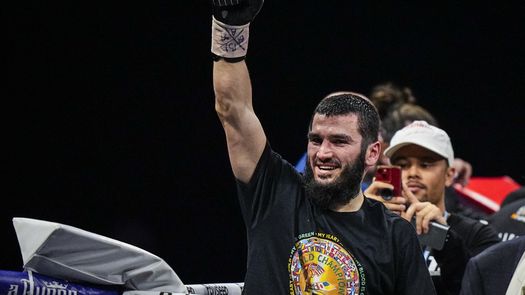¿Cuáles títulos tiene en su poder el fuerte pegador Artur Beterbiev?