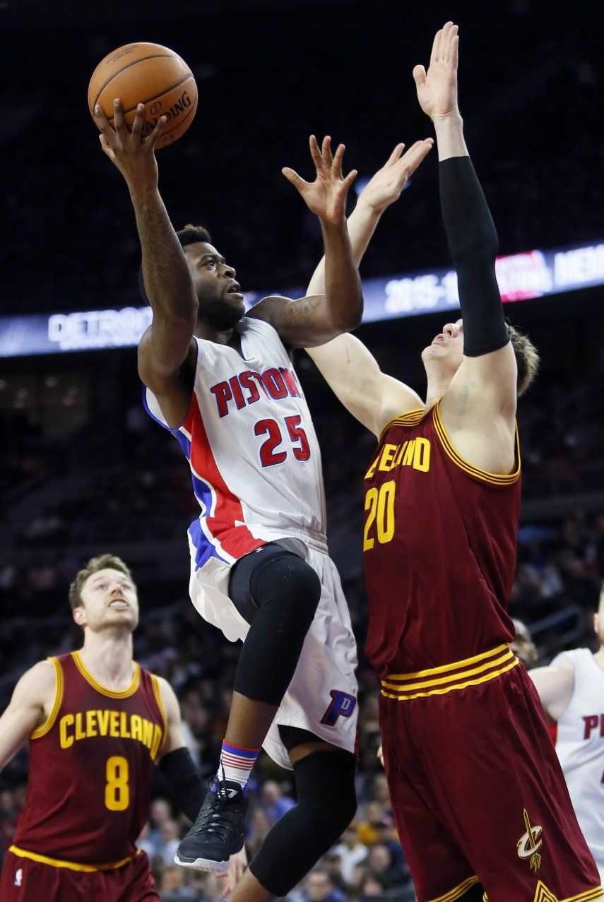 Pistons someten a Cavs pese a 30 puntos de James