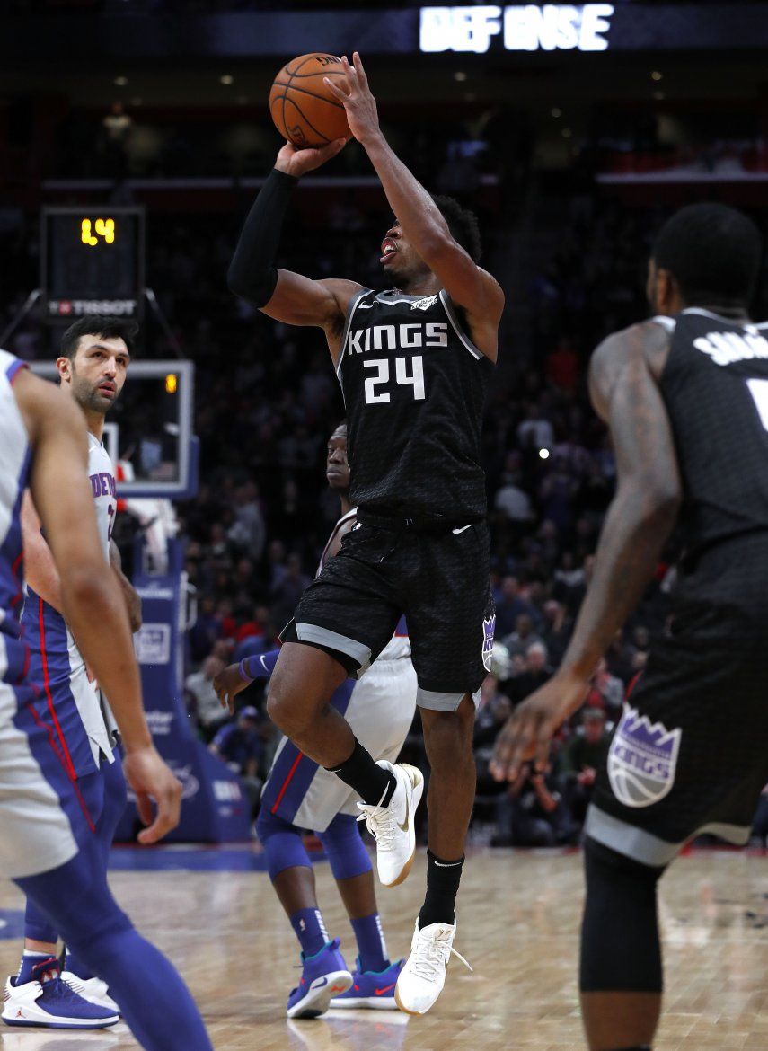 Hield anota en los últimos segundos y Kings ganan en Detroit