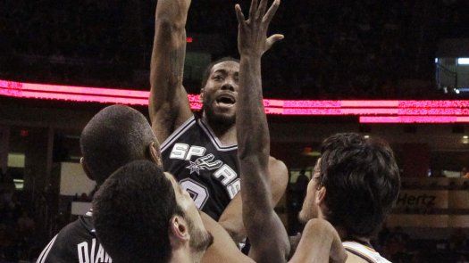 Con 26 puntos de Leonard, Spurs hilvanan 8vo triunfo