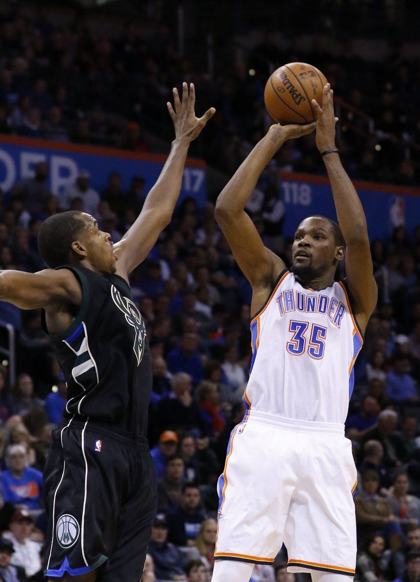 Westbrook y Durant lucen; Thunder vence a Bucks
