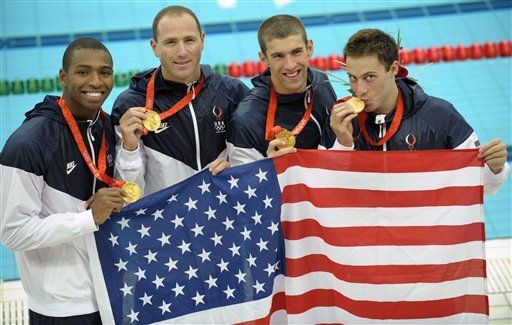 Phelps recibe oxí­geno y se da su segundo baño de oro