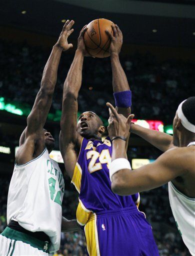 Koby anota cuando cuenta, y los Lakers vencen a Boston