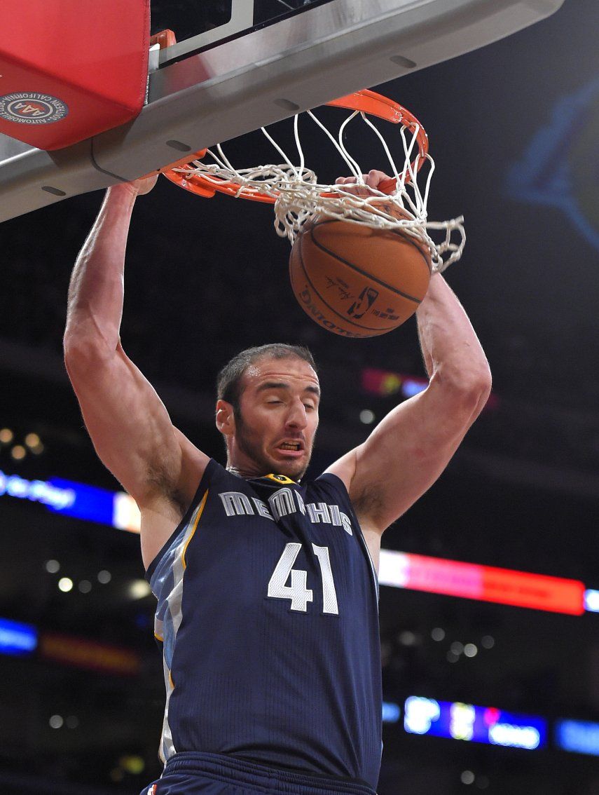 Candentes Grizzlies superan a Lakers