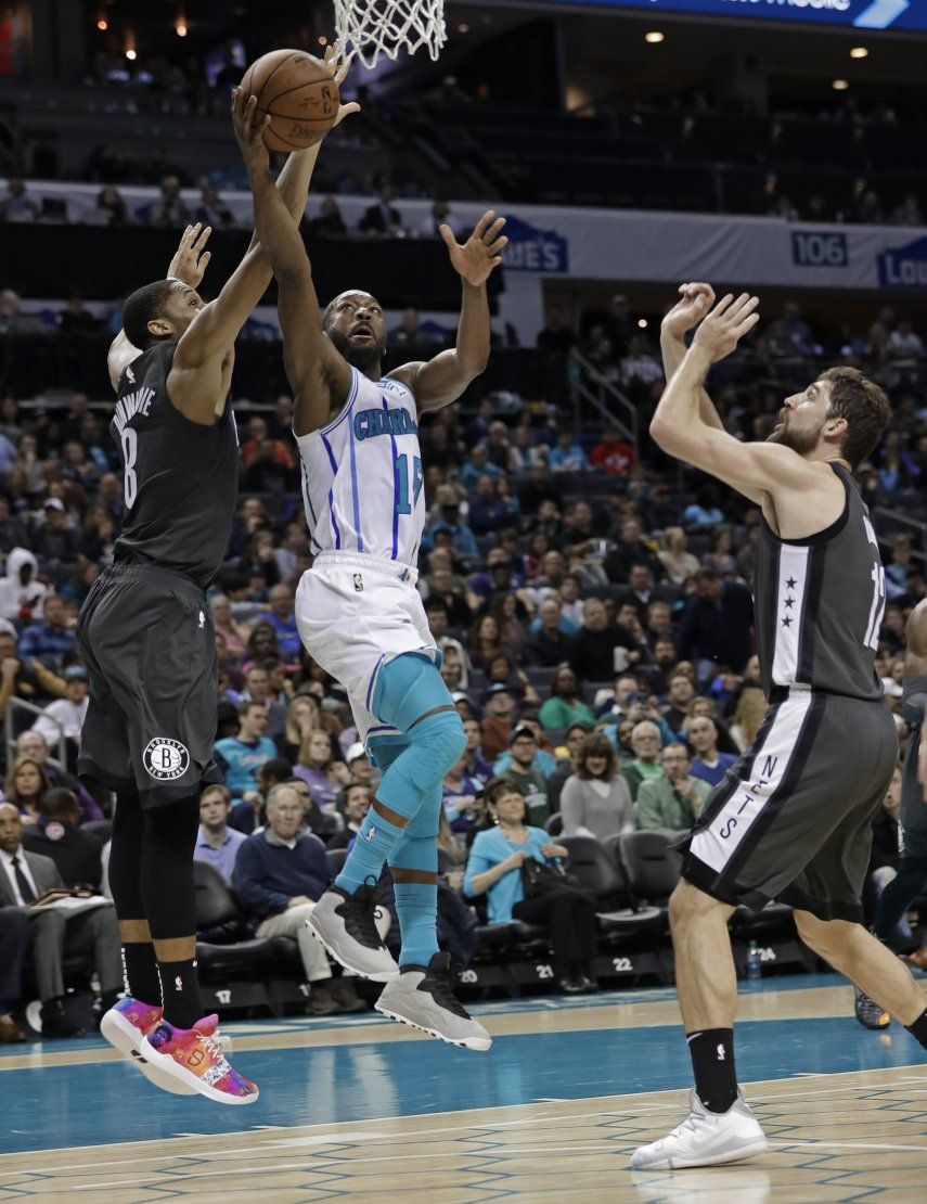 Walker y Parker guían a Hornets en triunfo 100-87 sobre Nets