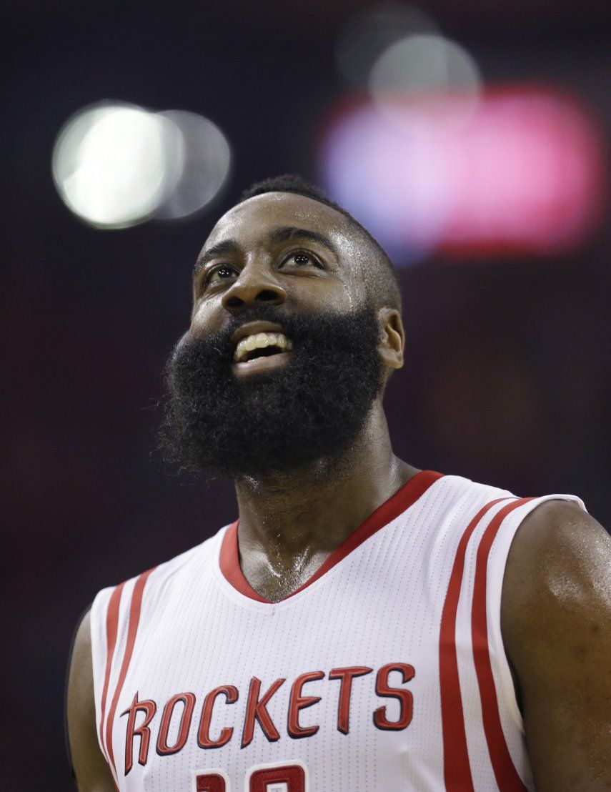 Harden brilla en el cuarto periodo; Rockets nivelan la serie