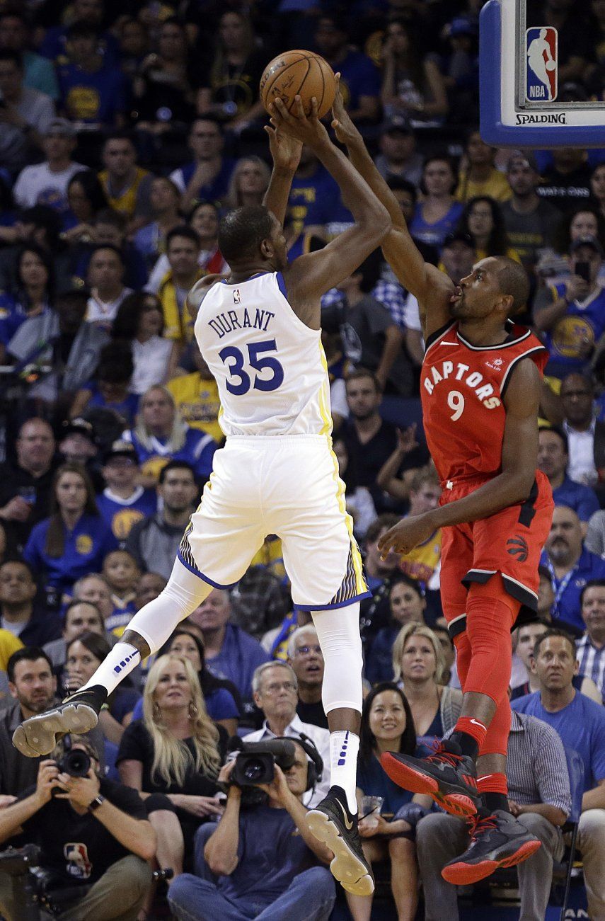 Los Warriors ganan a Raptors con triples de Curry y Durant