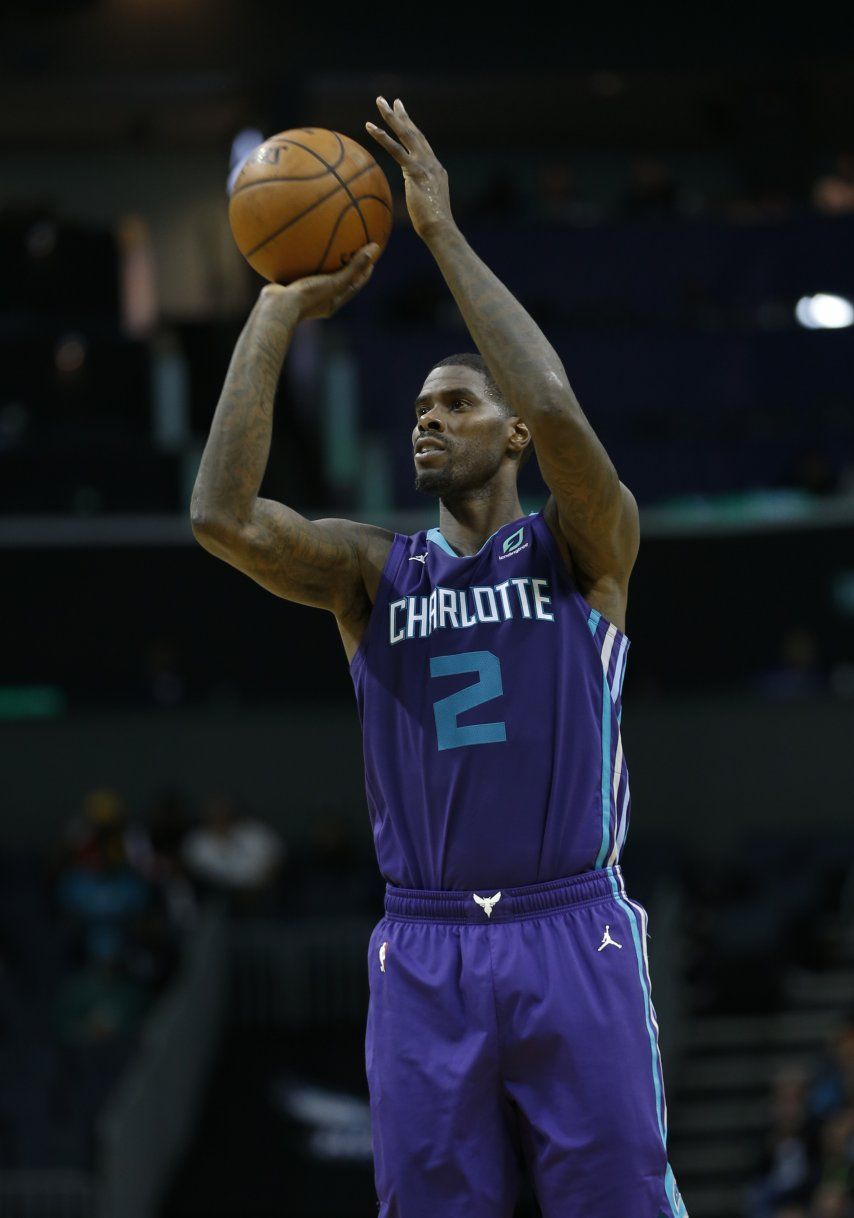 Hornets casi dilapidan ventaja pero vencen a Bucks