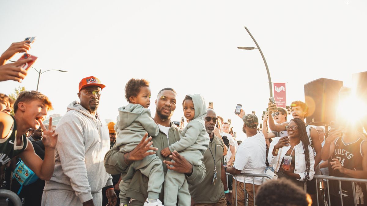 Damian Lillard es recibido por gran multitud en Milwaukee