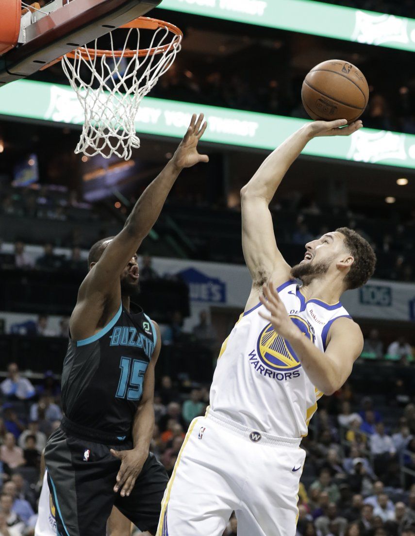 Thompson y Warriors derrotan a Hornets