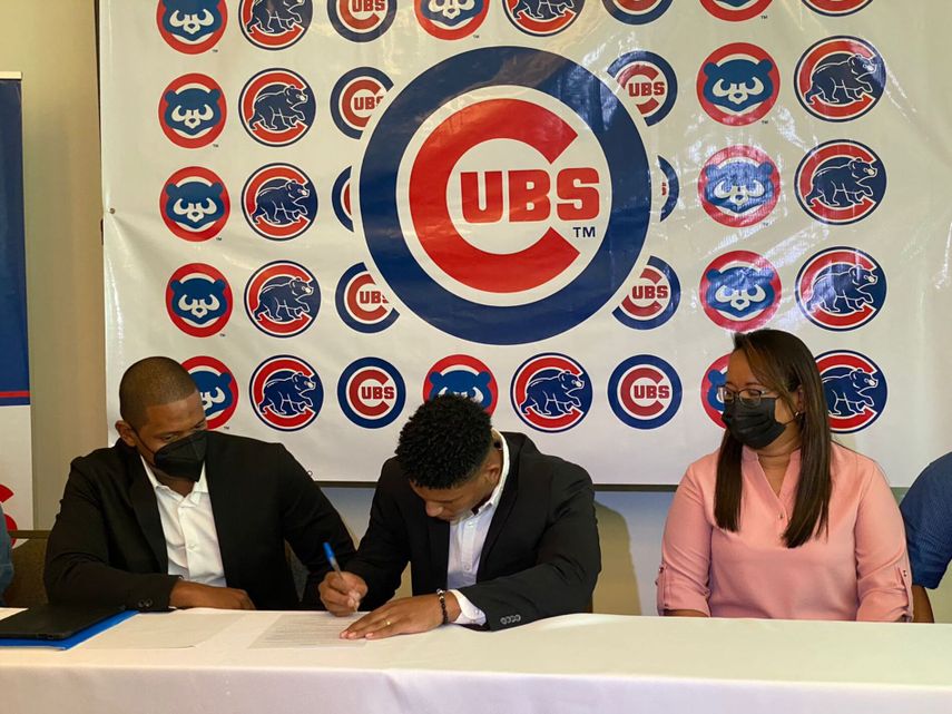 Adán Sánchez firma con los Cachorros de Chicago por 1.5 millones