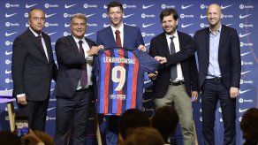 El goleador Robert Lewandowski fue presentado en el Camp Nou