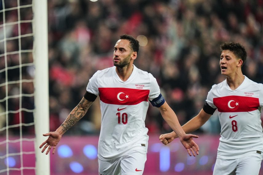 Eliminatorias UEFA: Turquía gana y lucha por la repesca