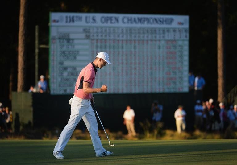 Kaymer sigue líder del US Open de golf, Cabrera no pasa el corte